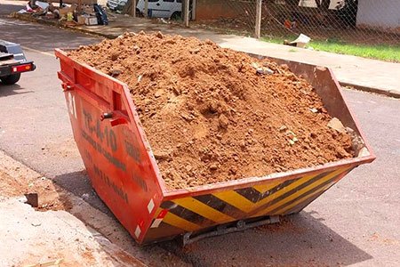 caçamba estacionária para restos de construção civil